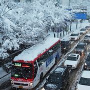 Trafikstockning under snöfallet i Sydkorea