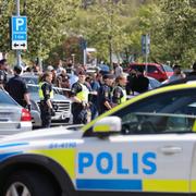 Poliser på plats i Hjällbo på söndagen.