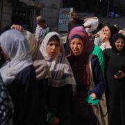 Palestinier köar för att få mjöl av biståndsorganisationer under torsdagen.