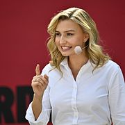 Kristdemokraternas partiledare Ebba Busch håller tal under Almedalsveckan