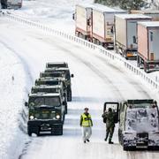 Försvarets bandvagnar på E22 i början av januari. 