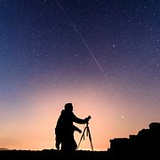 Starlink-satelliter betraktade från Ungern, arkivbild.