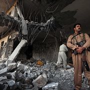 Irakisk-kurdiska Peshmerga-styrkorna undersöker förödelsen efter attacken i Koya.