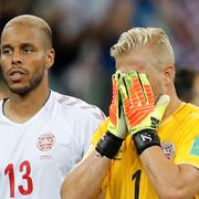 Kasper Schmeichel (höger) tröstas.