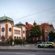 Polisen bevakar synagogan i Malmö, 8 oktober.