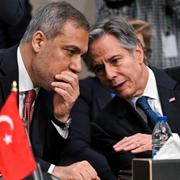 Turkiets utrikesminister Hakan Fidan i samtal med sin amerikanska kollega Antony Blinken under ett möte i dag. 