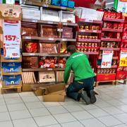 Personal packar upp julchoklad i Coop vid Bromma blocks. 
