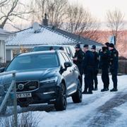 Poliser nära platsen där två av deras kollegor skadades på söndagen. 