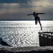 Arkivbild: Badare hoppar från Titanic-piren i Västra hamnen i Malmö.