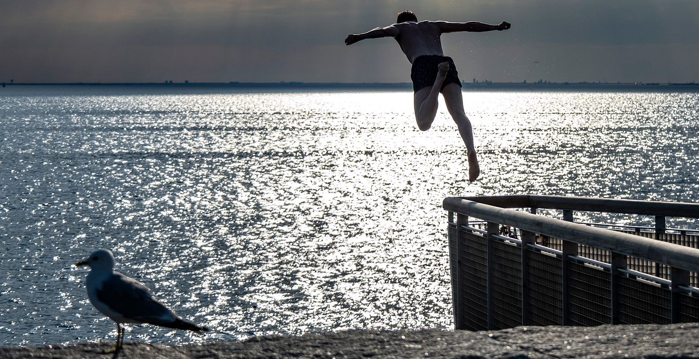 Arkivbild: Badare hoppar från Titanic-piren i Västra hamnen i Malmö.