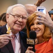 Berkshire Hathaways ordförande och vd Warren Buffett med Fox Business Liz Claman.