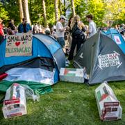   Palestinaflaggor, tält och plakat med krav uppsatta i  Lundagård vid Lunds Universitet. Studenter har inlett protester mot Israel på en rad lärosäten i Sverige, bland annat i Stockholm, Göteborg, Lund, Uppsala och Örebro. 