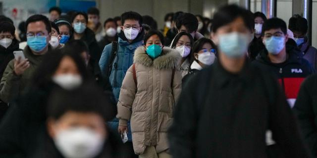Invånare i Kina med munskydd. Andy Wong / AP