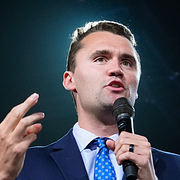 Charlie Kirk till vänster, försvarsadvokaten Kathryn Nester och Tyler Robinson till höger.