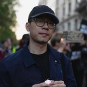 Nathan Law utanför den kinesiska ambassaden i London i juni förra året. 