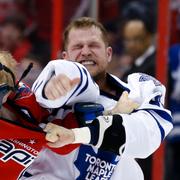 Washington Capitals John Erskine och Toronto Maple Leafs Colton Orr under en NHL-match.