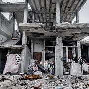 Arkivbild: En familj sitter i resterna av sitt hem i Kobane i Kurdistan, Syrien.
