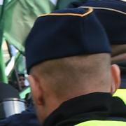 Nazistiska NMR)hejdas av polis under demonstrationen.