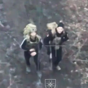 Bild från januari som enligt Ukraina visar hur två ryska soldater har klätt ut sig till civila i Toretsk, som ligger i Donetsk.