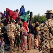 Kvinnor och barn som hållits fångna av terrorister och räddats av den nigerianska armén anländer till Maiduguri, Nigeria den 20 maj 2024. 