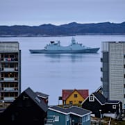 Ett krigsfartyg passerar Grönlands huvudstad Nuuk under en Natoövning hösten 2025.