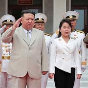 Kim Jong-un och dottern Ju-Ae i en bild som släpptes av Nordkorea i augusti 2023.