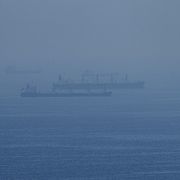 Tankfartyg för ankar i Hormuzsundet, lördagen den 18 april.