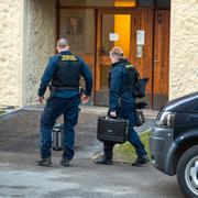 Polisens tekniker utanför lägenheten där mannen misstänktes ha hållits isolerad.