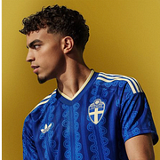 Yasin Ayari i den nya tröjan