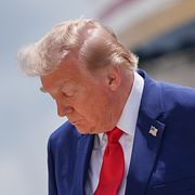 Donald Trump på väg ur presidentplanet.