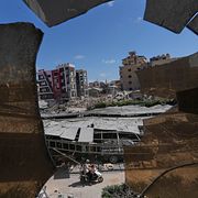 Byggnader som skadats i ett israeliskt luftangrepp i staden Tyre i södra Libanon.