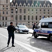 Poliser utanför högkvarteret efter dådet.