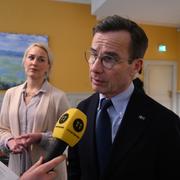 Statsminister Ulf Kristersson (M) intervjuas efter sitt möte med  Unizons ordförande Olga Persson (tv). Unizon är en paraplyorganisation vars syfte är att stödja utsatta kvinnor. 