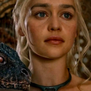 Daenerys Targaryen spelad av Emilia Clark i Game of Thrones.