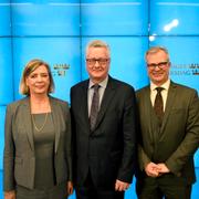 Riksrevisorerna Helena Lindberg, Stefan Lundgren och Ingvar Mattsson under pressträffen i Riksdagens presscenter i Stockholm 2 februari.