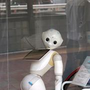 En robot av modellen Pepper står urladdad i en butik i Japan. James Wrights studie kom bland annat fram till att robotens ”röst” var i för hög ton för att de gamla skulle kunna höra den ordentligt. 
