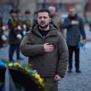 Ukrainas president Volodymyr Zelenskyj vid ett monument för stupade ukrainska soldater i Lviv i januari. 