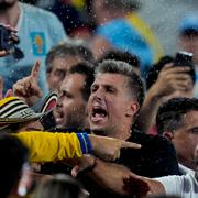 Spelare från Uruguay i bråk med supportrar från Colombia. 