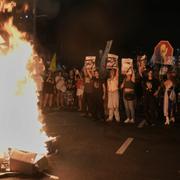 Protester i Tel Aviv på lördagen. De regeringskritiska demonstrationerna kräver ett slut på kriget och att gisslan släpps.