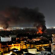 Rök och eld stiger i Beirut under natten.