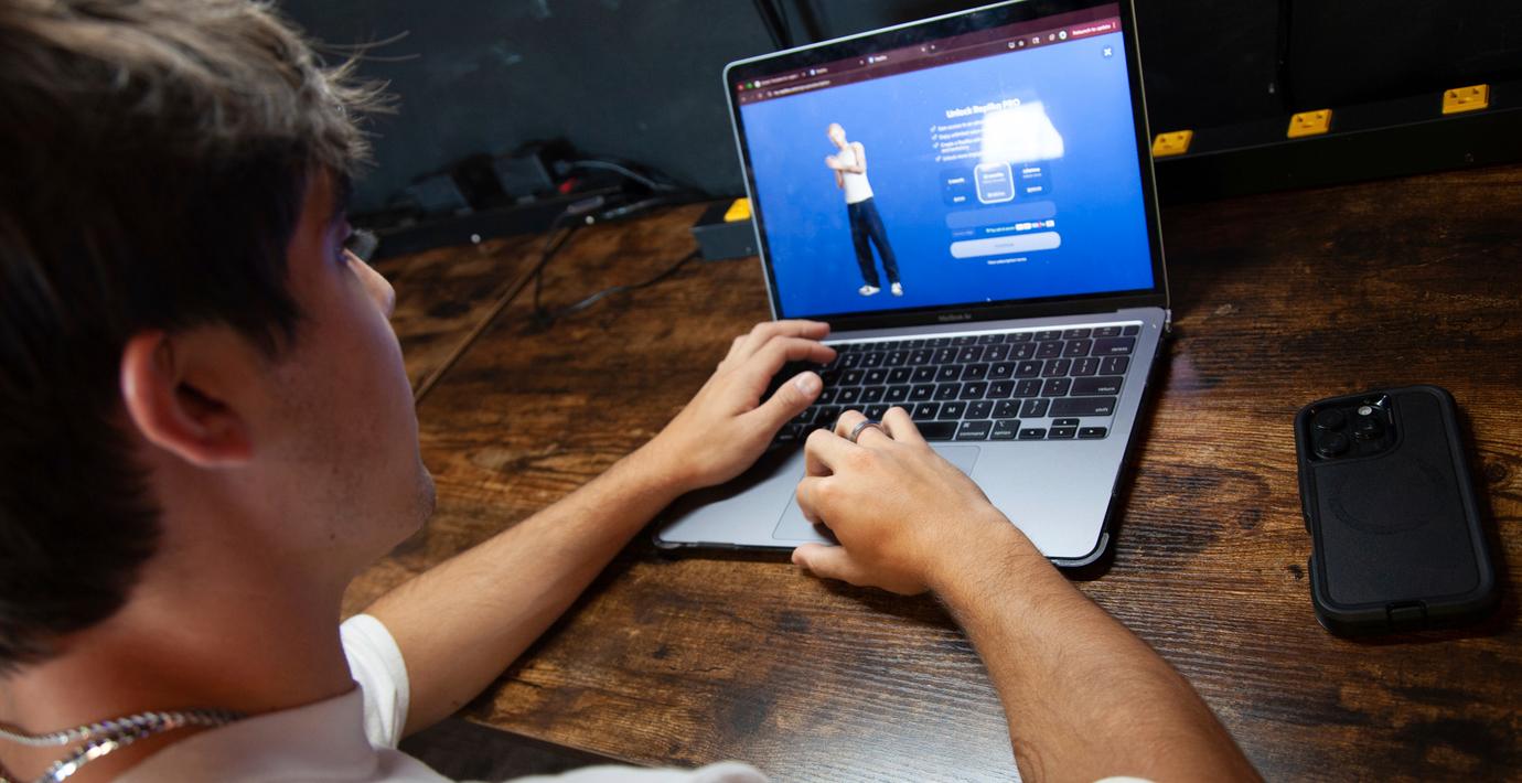 En 17-årig pojke anväder AI-chattboten Character AI. Arkivbild. 