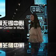 En kvinna går i en korridor på det nationella superdatorcentret i Wuxi, 2020. Stölden ska ha skett från ett datacenter i Tianjin.