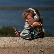 Två kvinnor sitter i mistralbrisen i Marseille, på en bild från 2023.