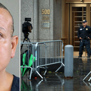 Cesar Sayoc/polis vaktar ingången till domstolen i New York.