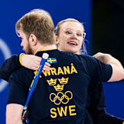 Isabella och Rasmus Wranå har fortfarande chans på medalj i curlingens mixeddubbel efter två viktiga segrar under lördagen.