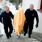 Den misstänkte 17-åringen anländer till Hudiksvalls tingsrätt.