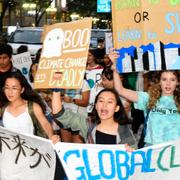 Klimataktivister i Japan under den globala demonstrationen i fredags.