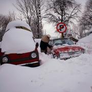 Bilar har begravts under snön.