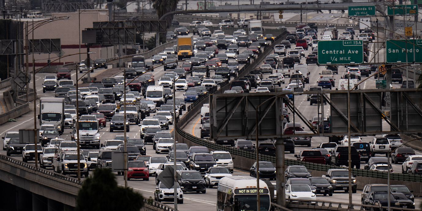 Trafik på en motorväg i Los Angeles.