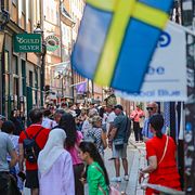 Turister på Västerlånggatan i Gamla stan.